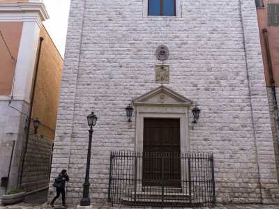Camminiamo per circa 200 metri prima di trovare sulla destra l'omonima concattedrale: � una costruzione del 1570 in pietra che fa della semplicit� il suo tratto distintivo, con un portone preceduto da due scalini e circondato da un'alta cancellata